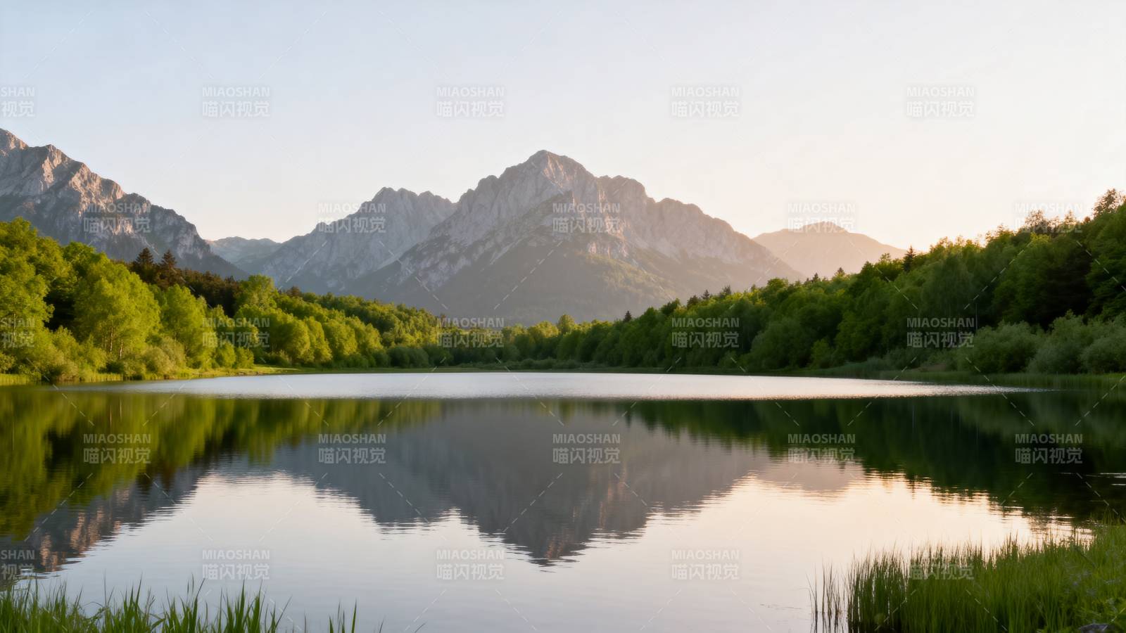 湖光山色映翠峰图片