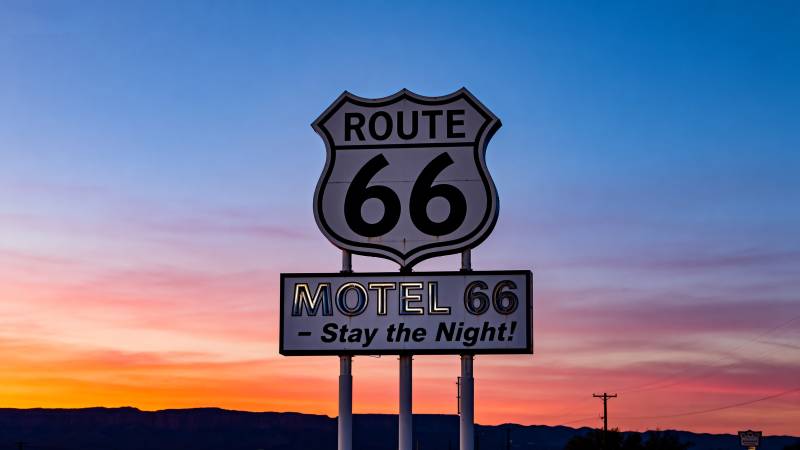 号公路旅馆夜景图片