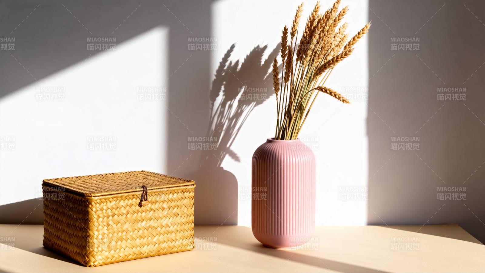 静谧光影中的花与盒图片