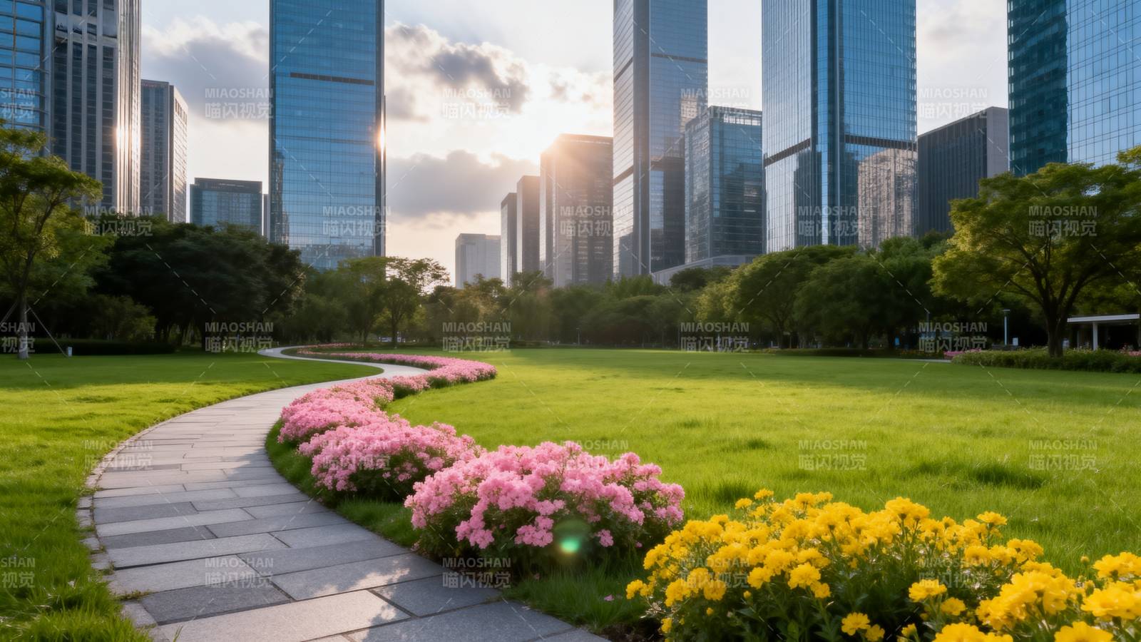 城市绿洲 花径映高楼图片