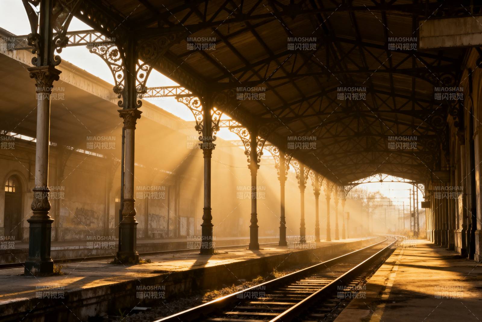 晨光中的车站图片