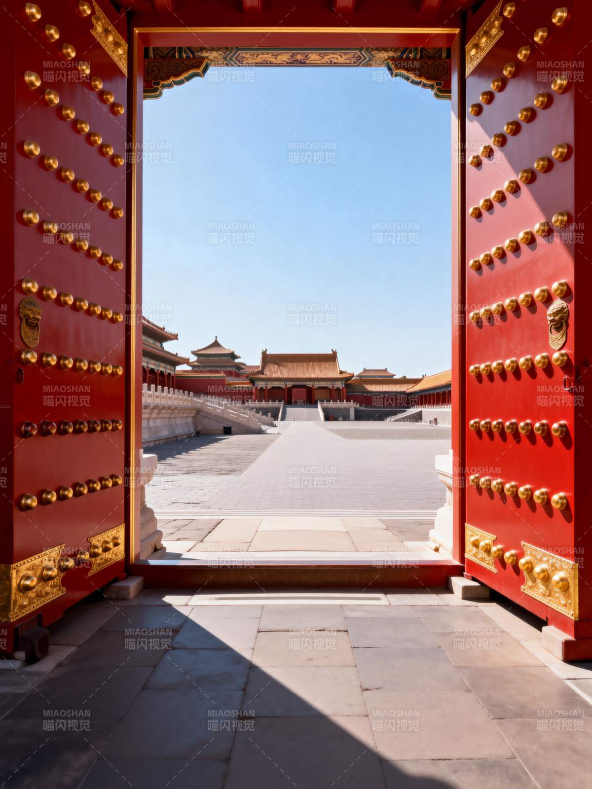 故宫红门映殿宇图片