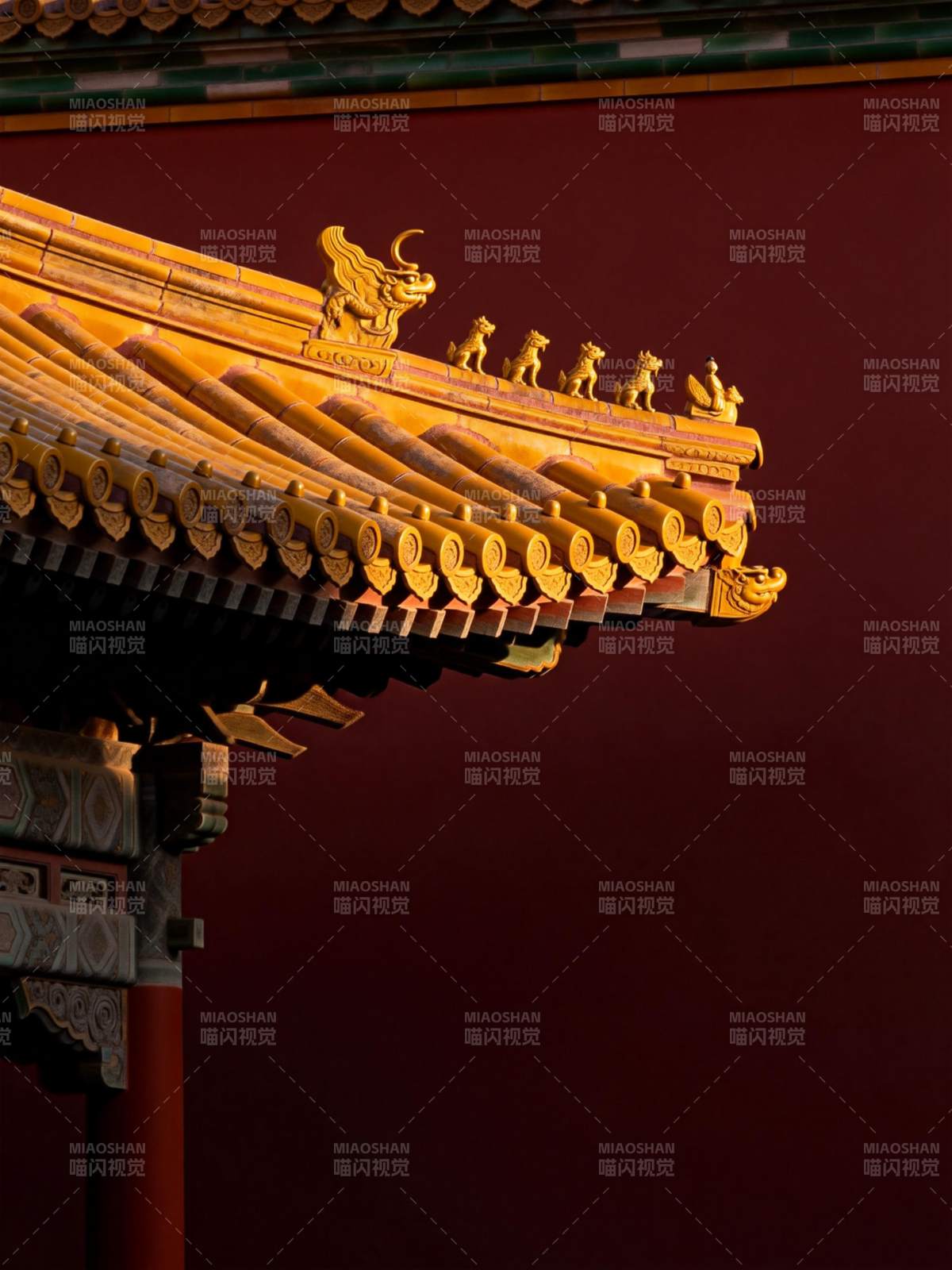 金瓦飞檐映红墙图片