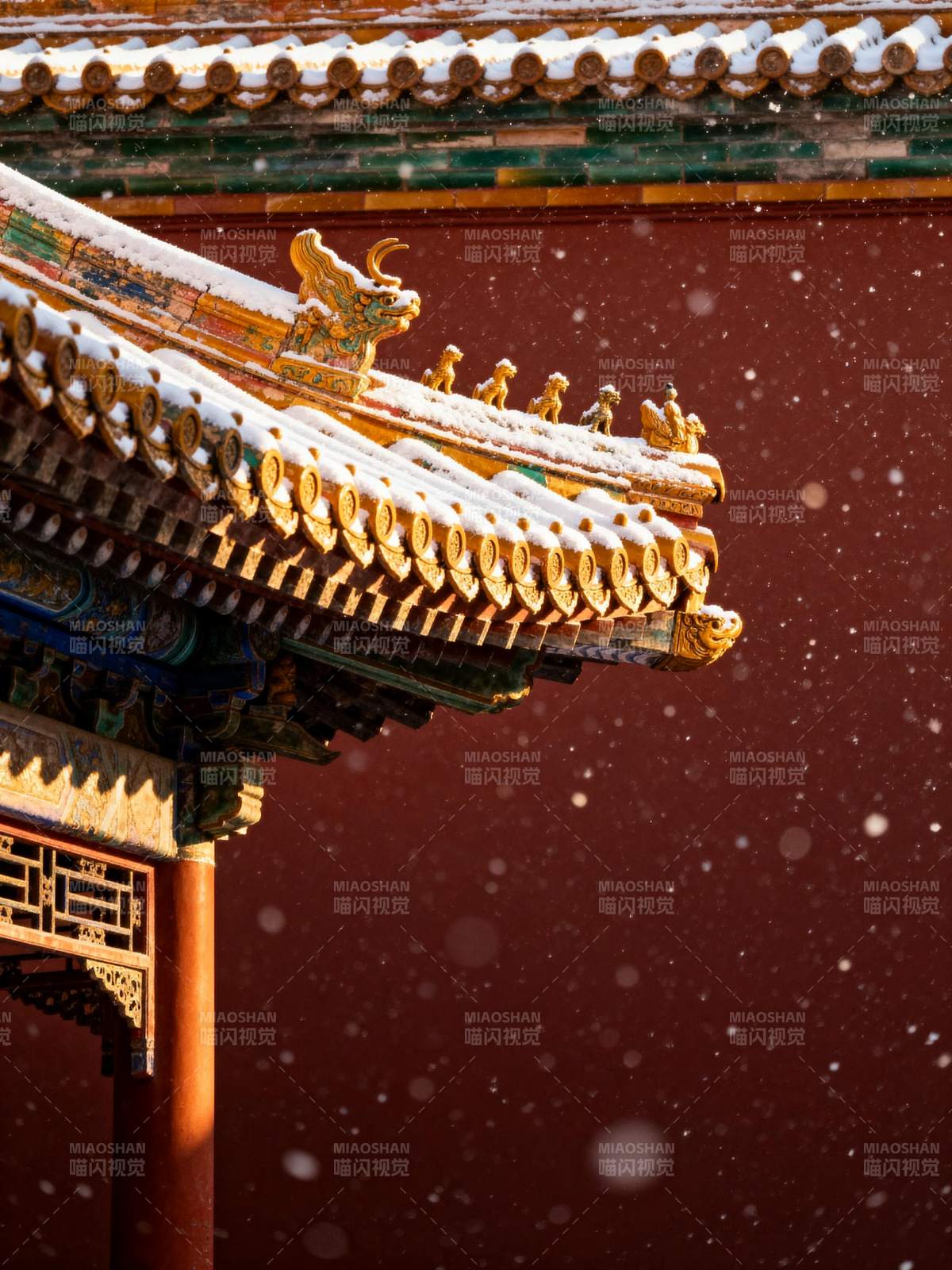 雪落宫檐 金瓦生辉图片