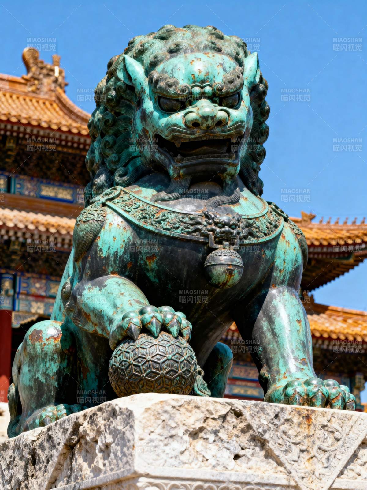 铜狮守门 威严庄重图片