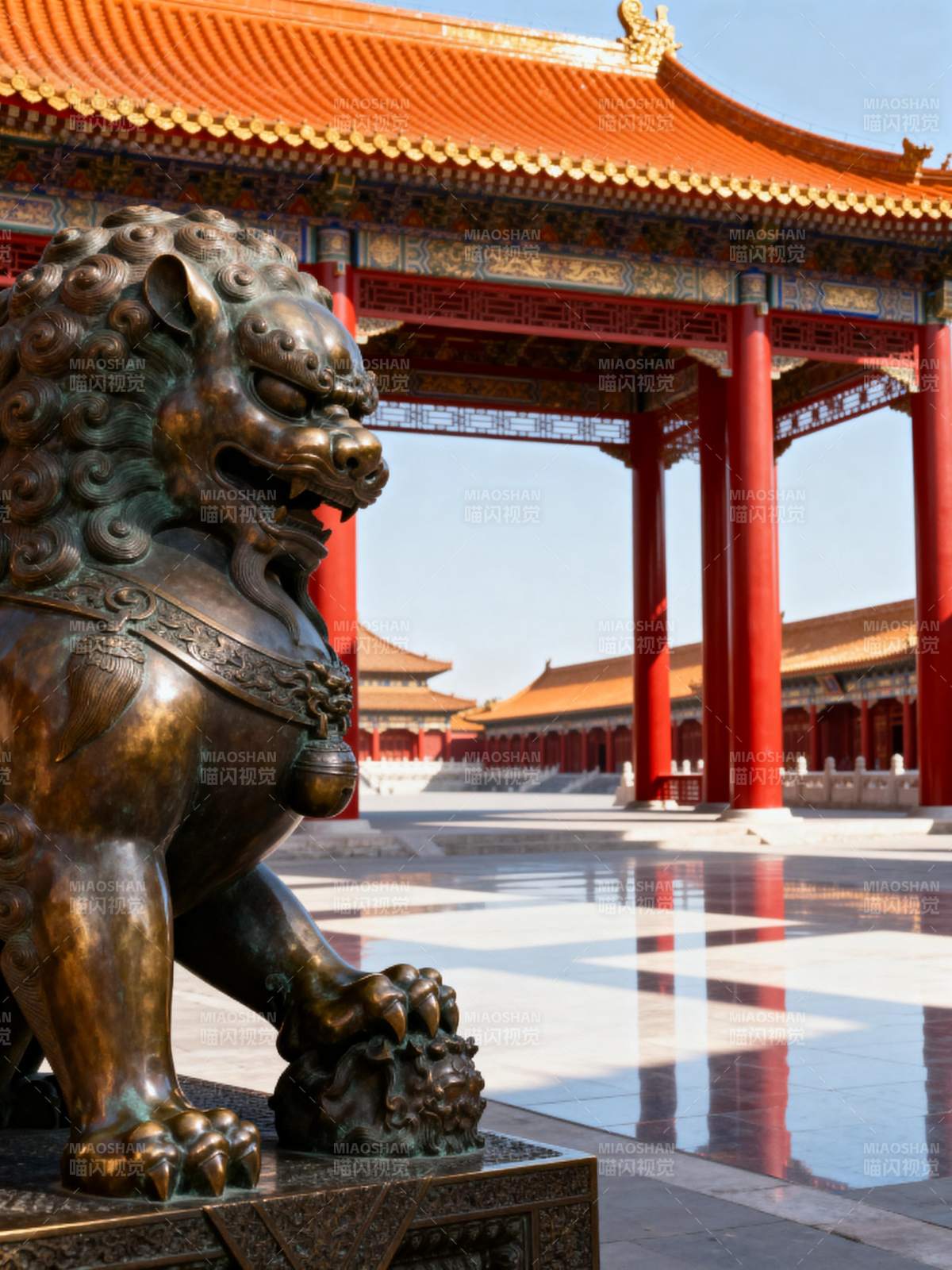 故宫铜狮守门图片