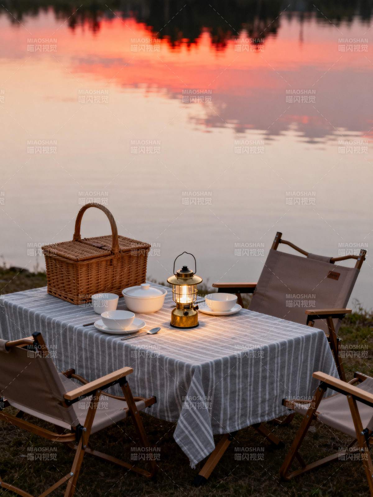 湖畔夕阳野餐图片