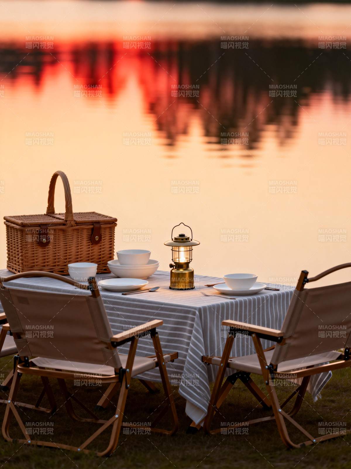 湖畔夕阳野餐图片