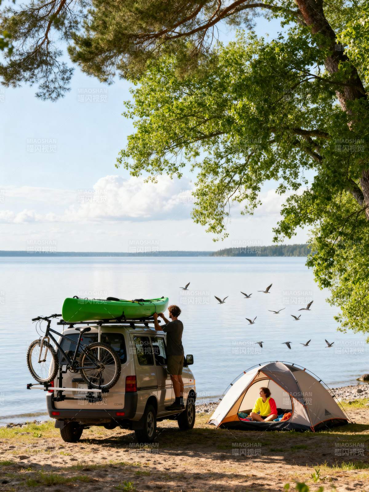 湖畔露营 静享自然图片