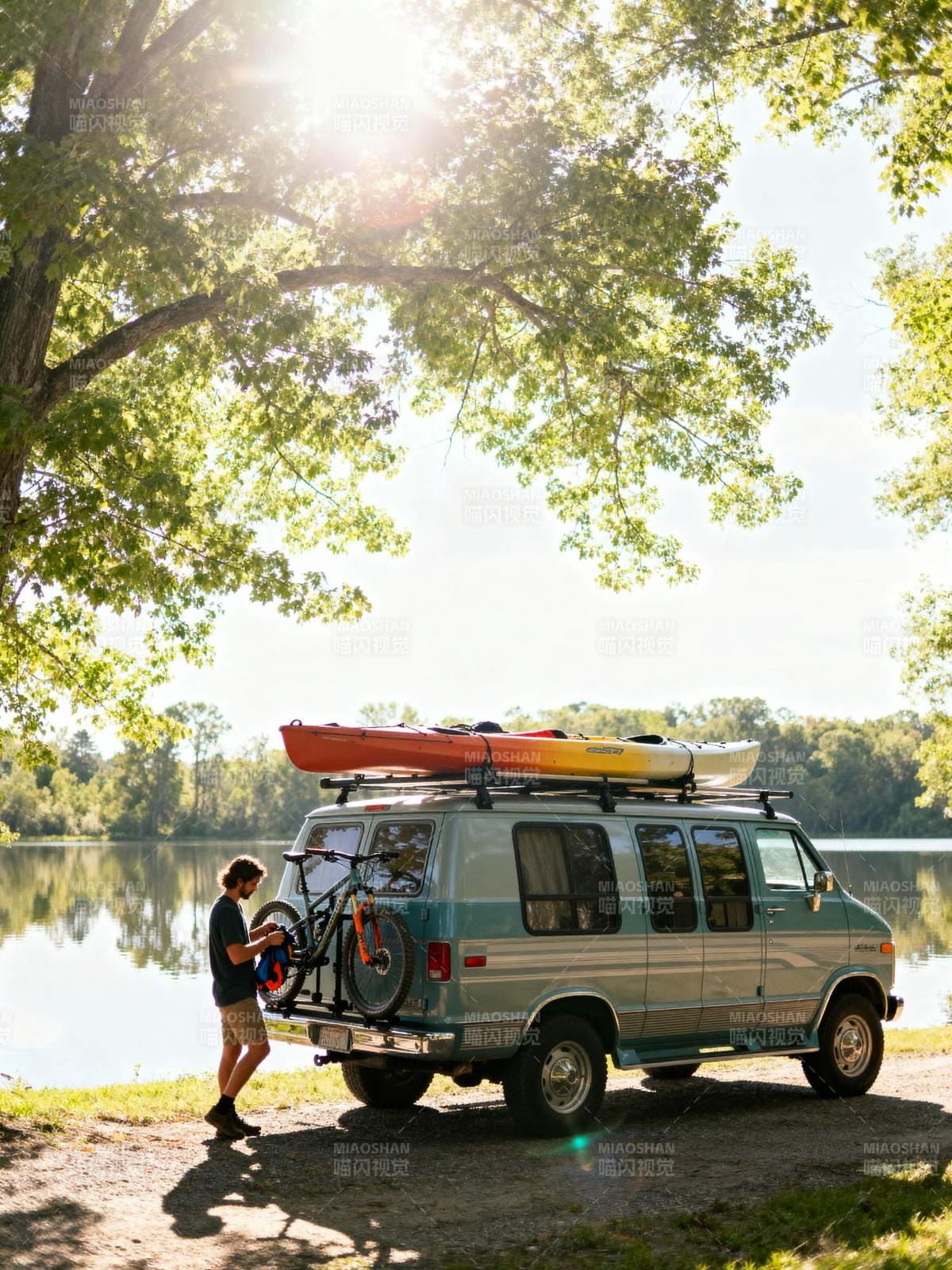 湖畔露营 车顶载具图片