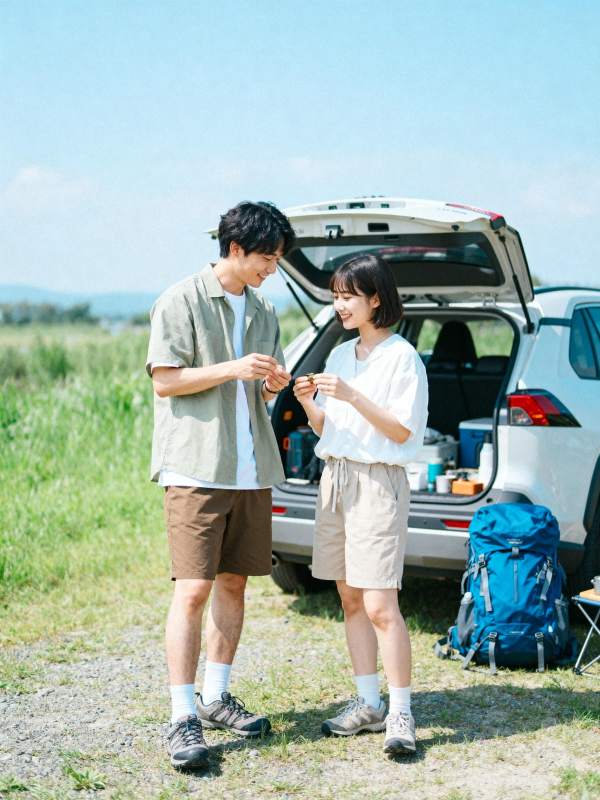 郊外野餐情侣时光图片