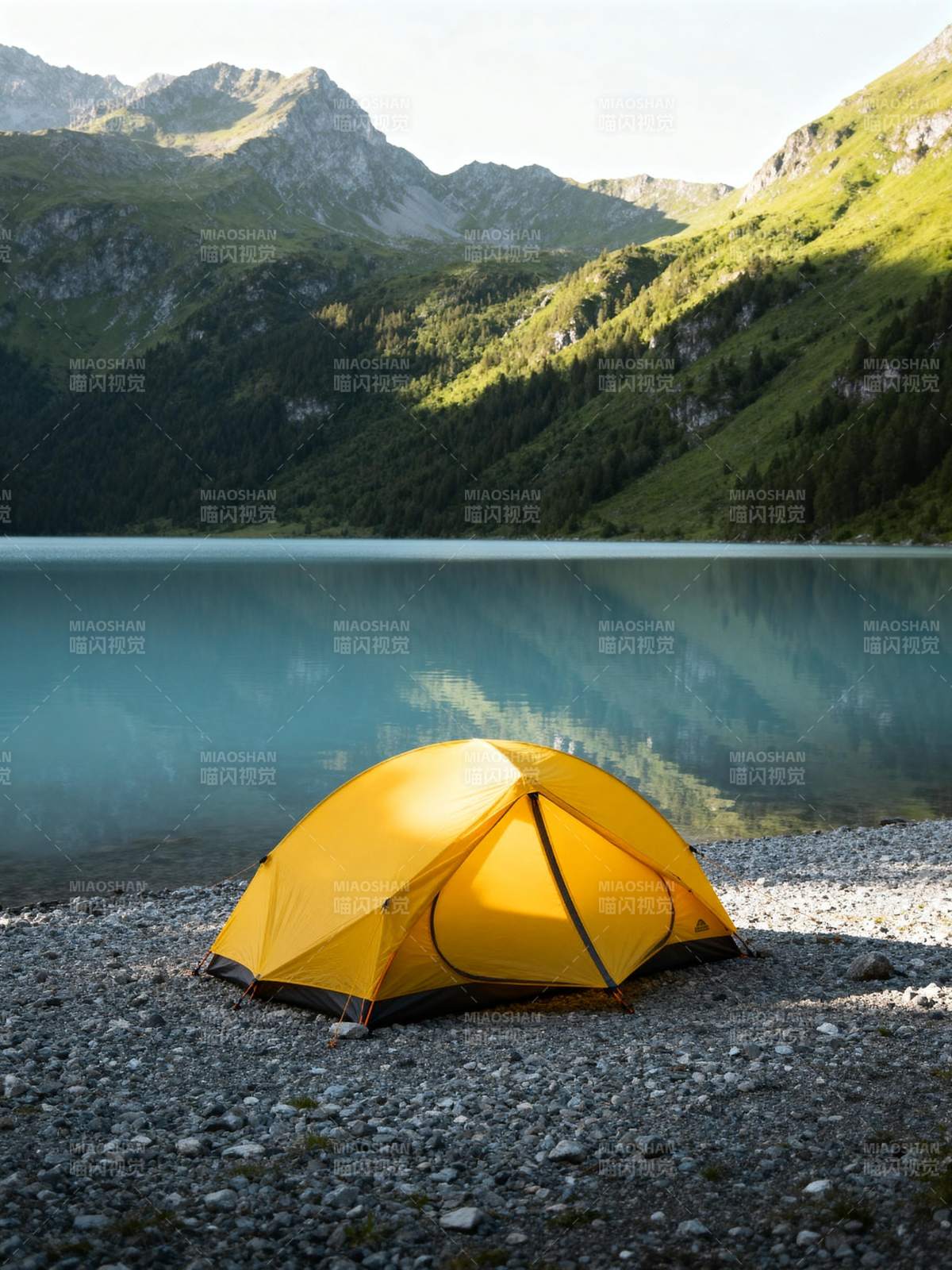 湖畔黄帐山景图片