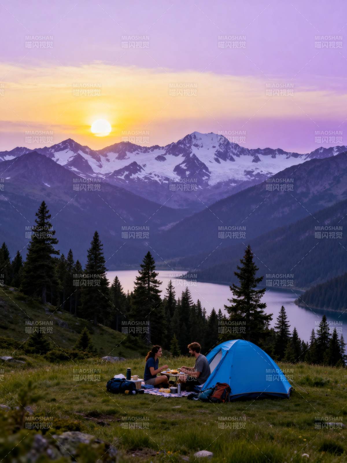 山间露营日落时图片