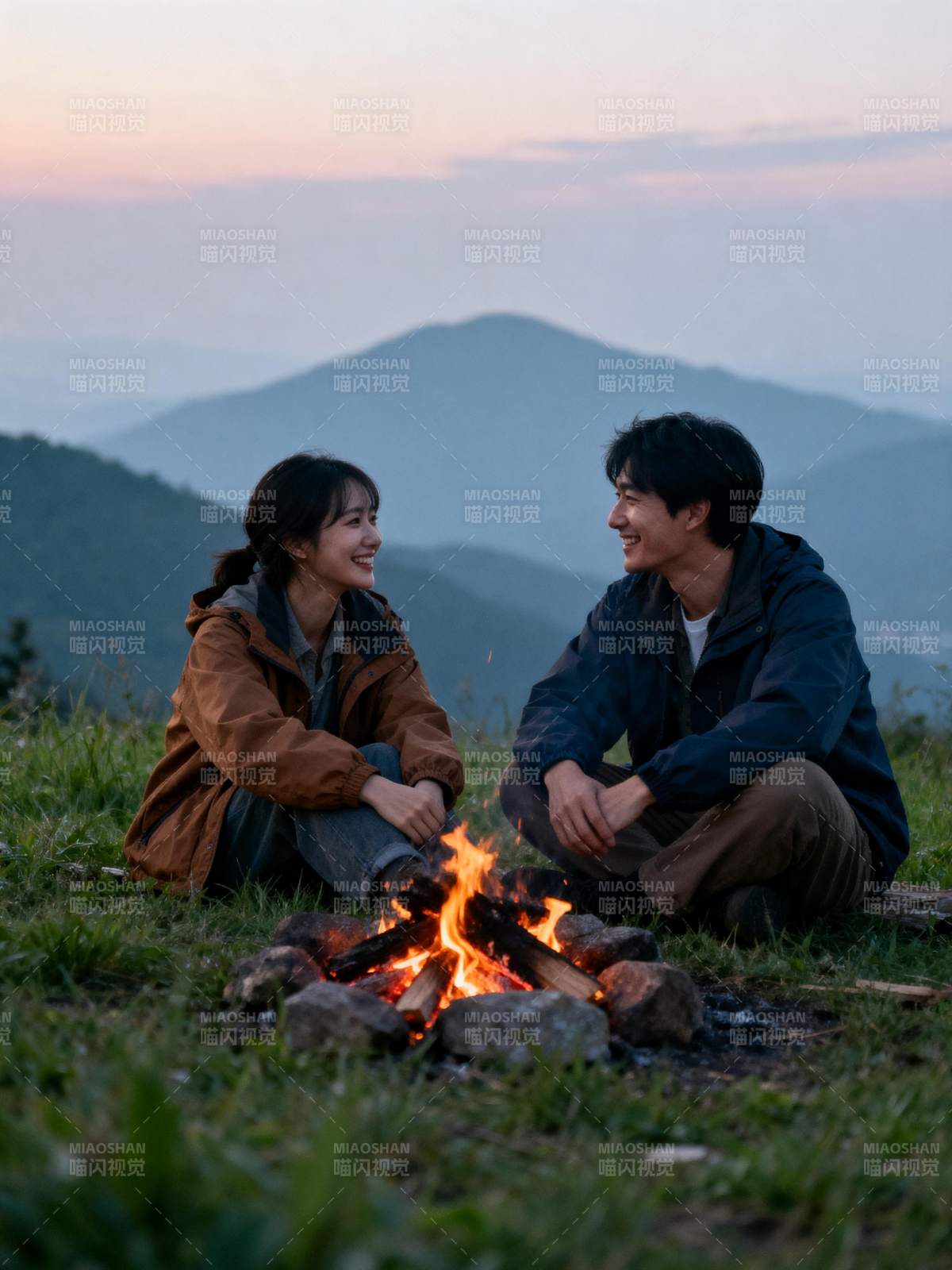 山野篝火共话情图片