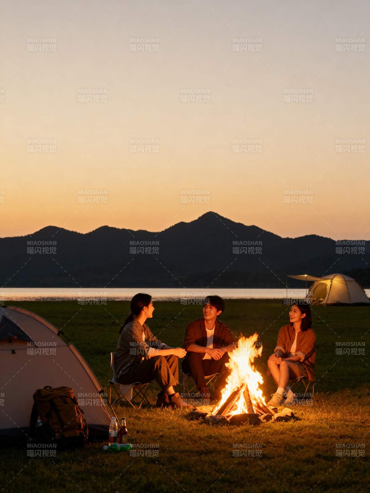 湖畔篝火夜话图片