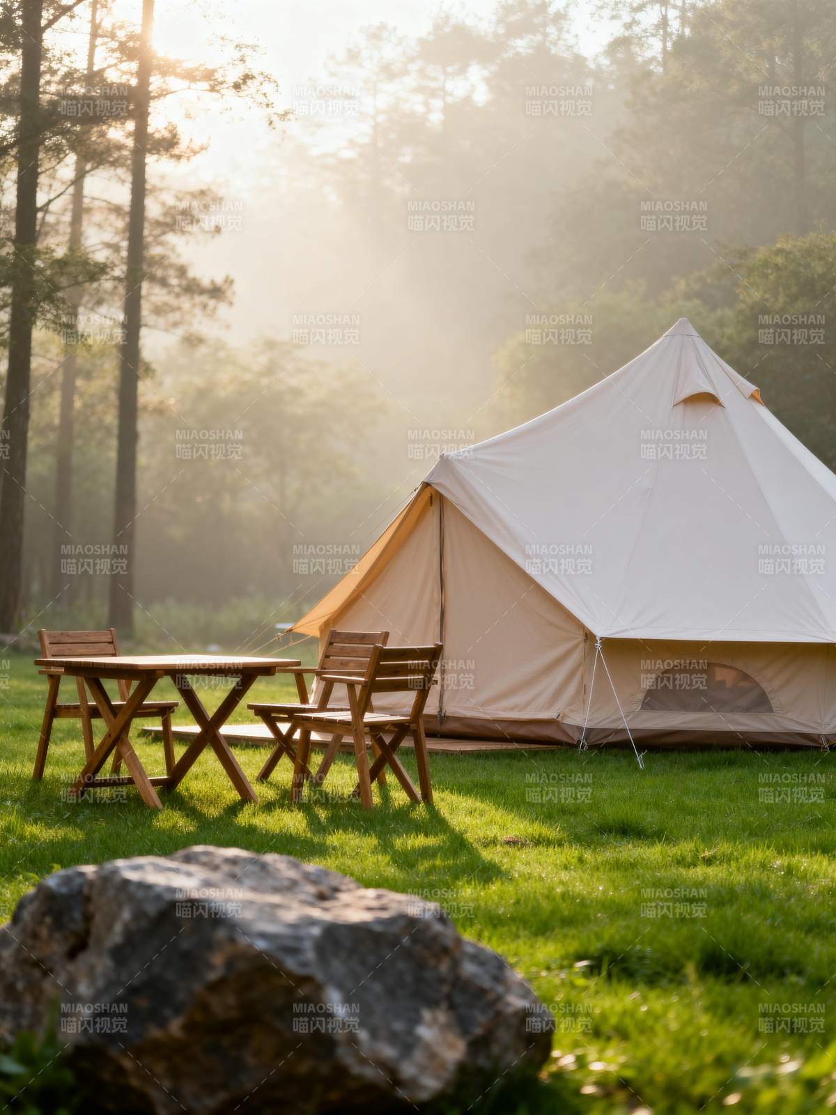 林间露营晨光图片