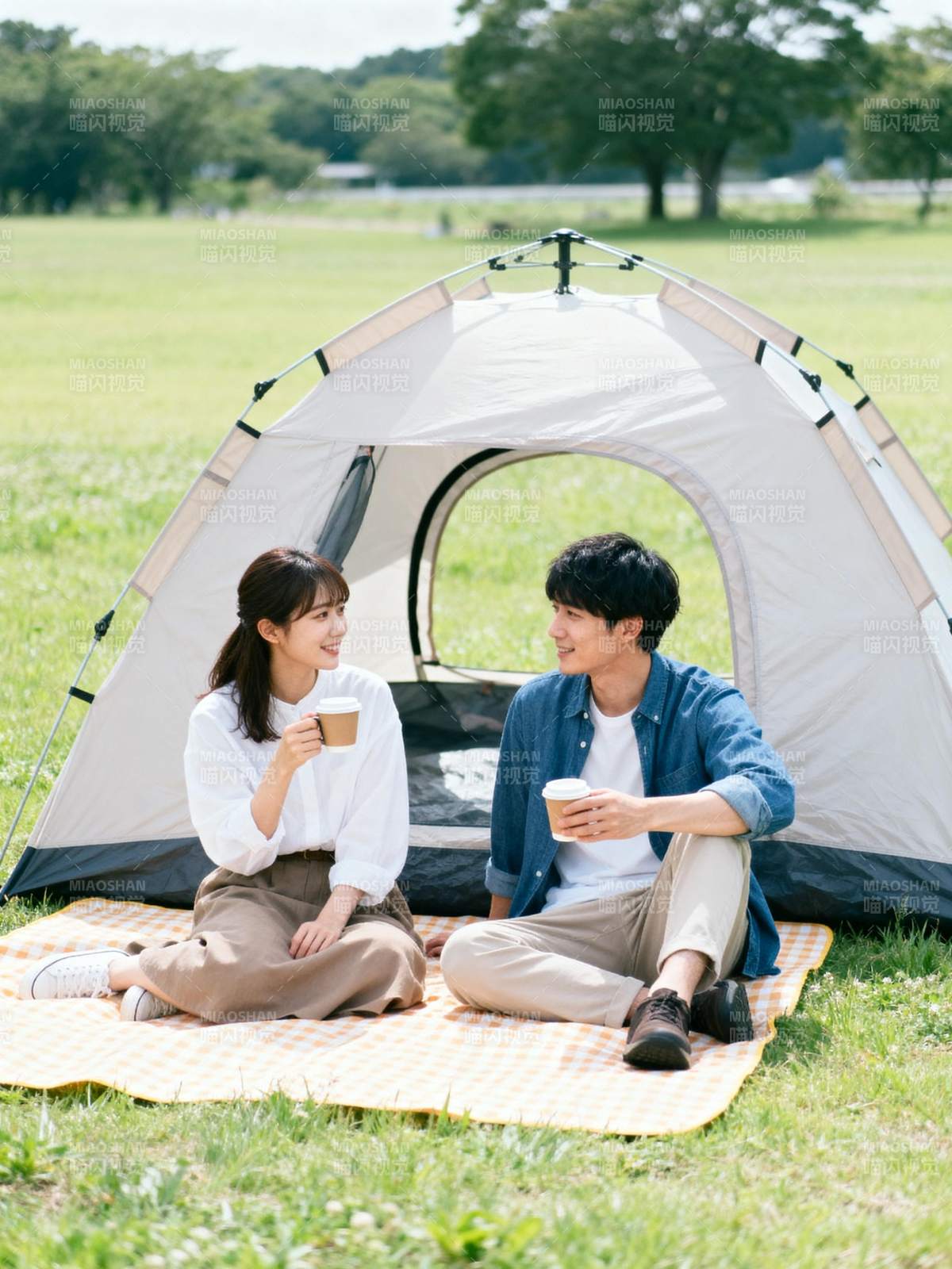 露营情侣共度时光图片