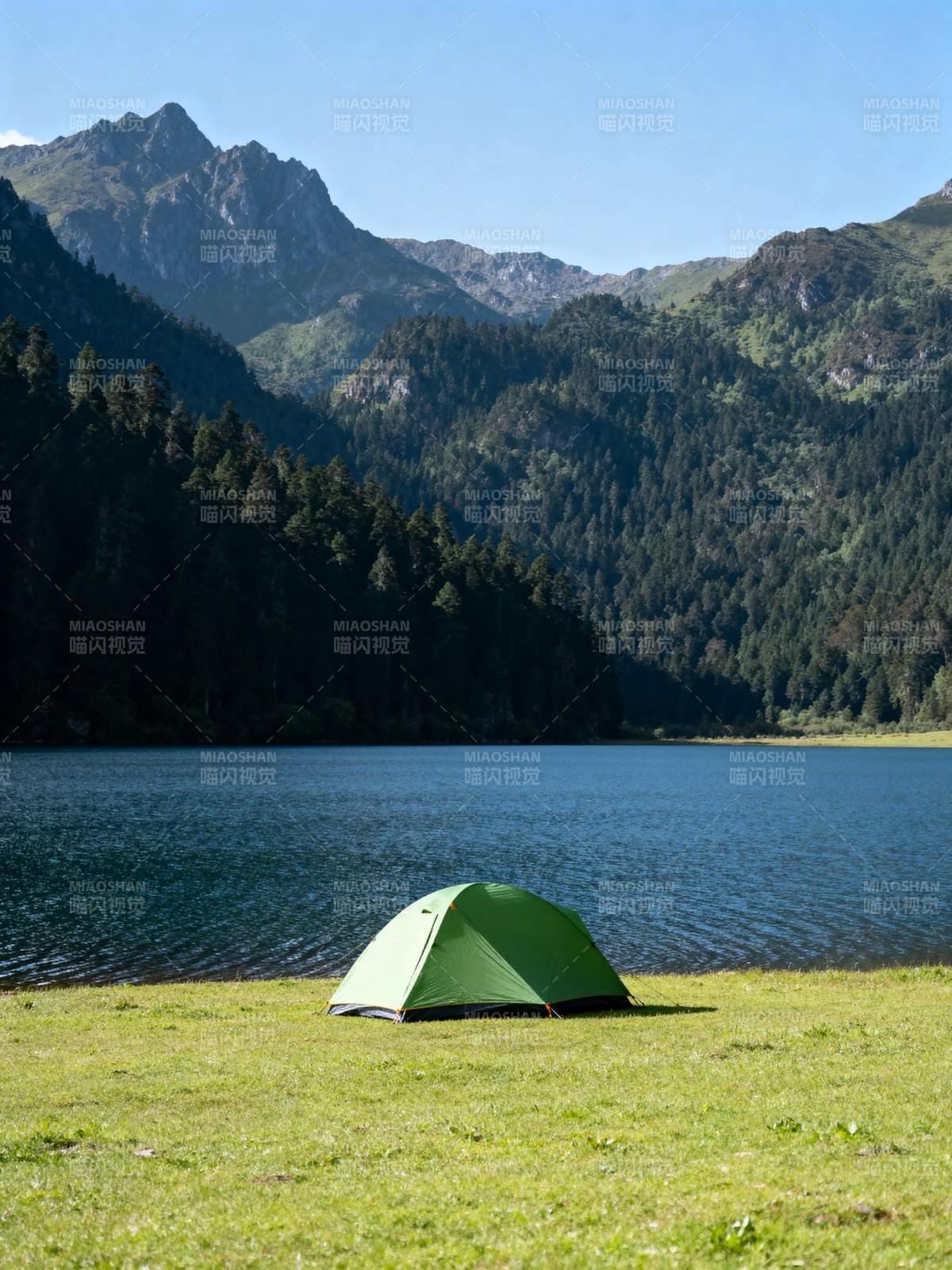 湖畔绿帐山景图片