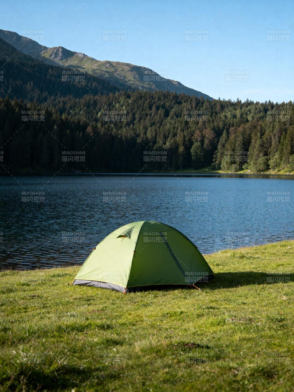 湖畔露营 山林静谧图片