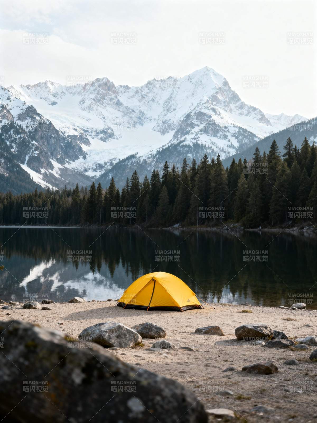 雪山湖畔露营图片
