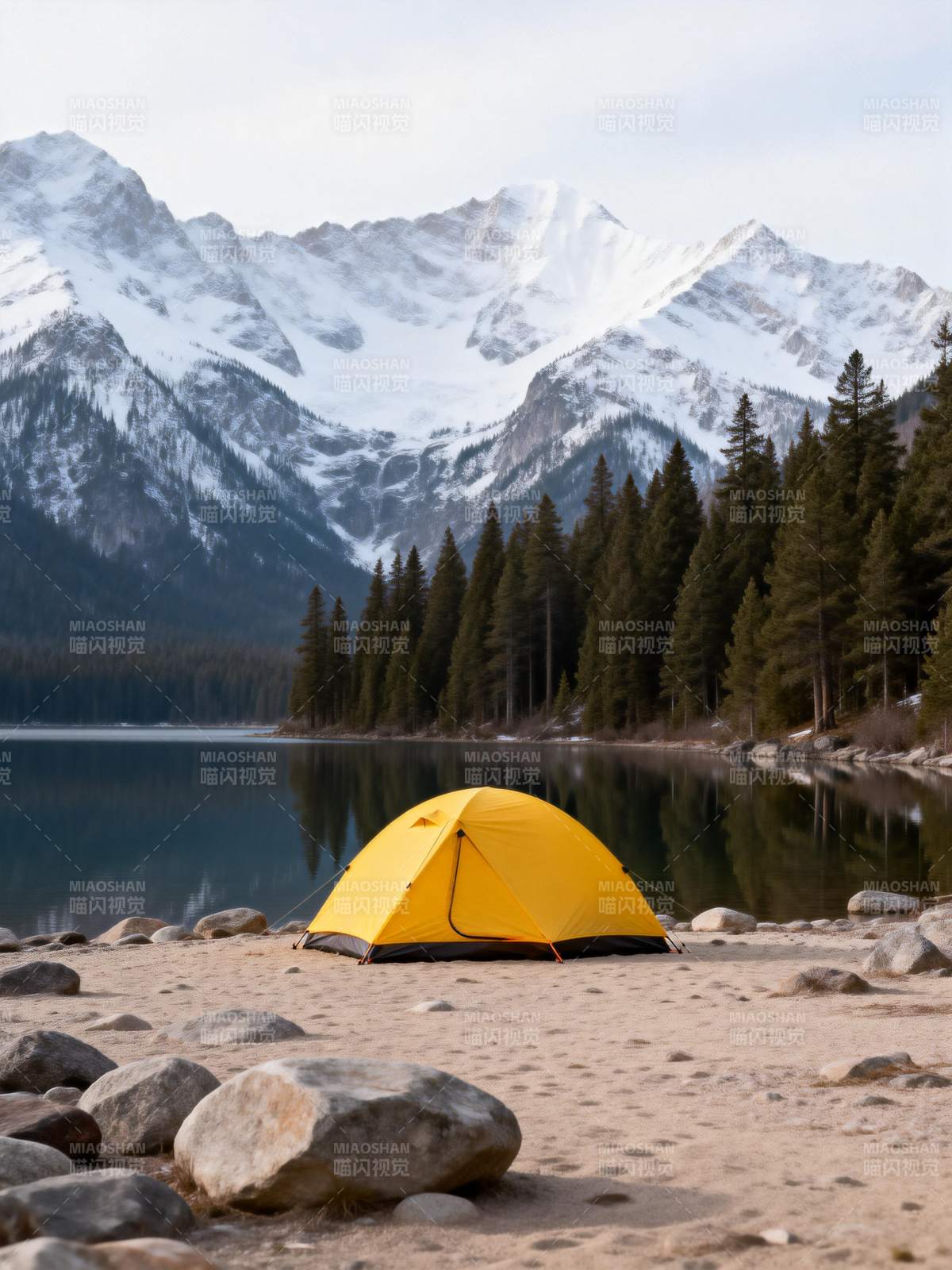 雪山湖畔黄帐图片