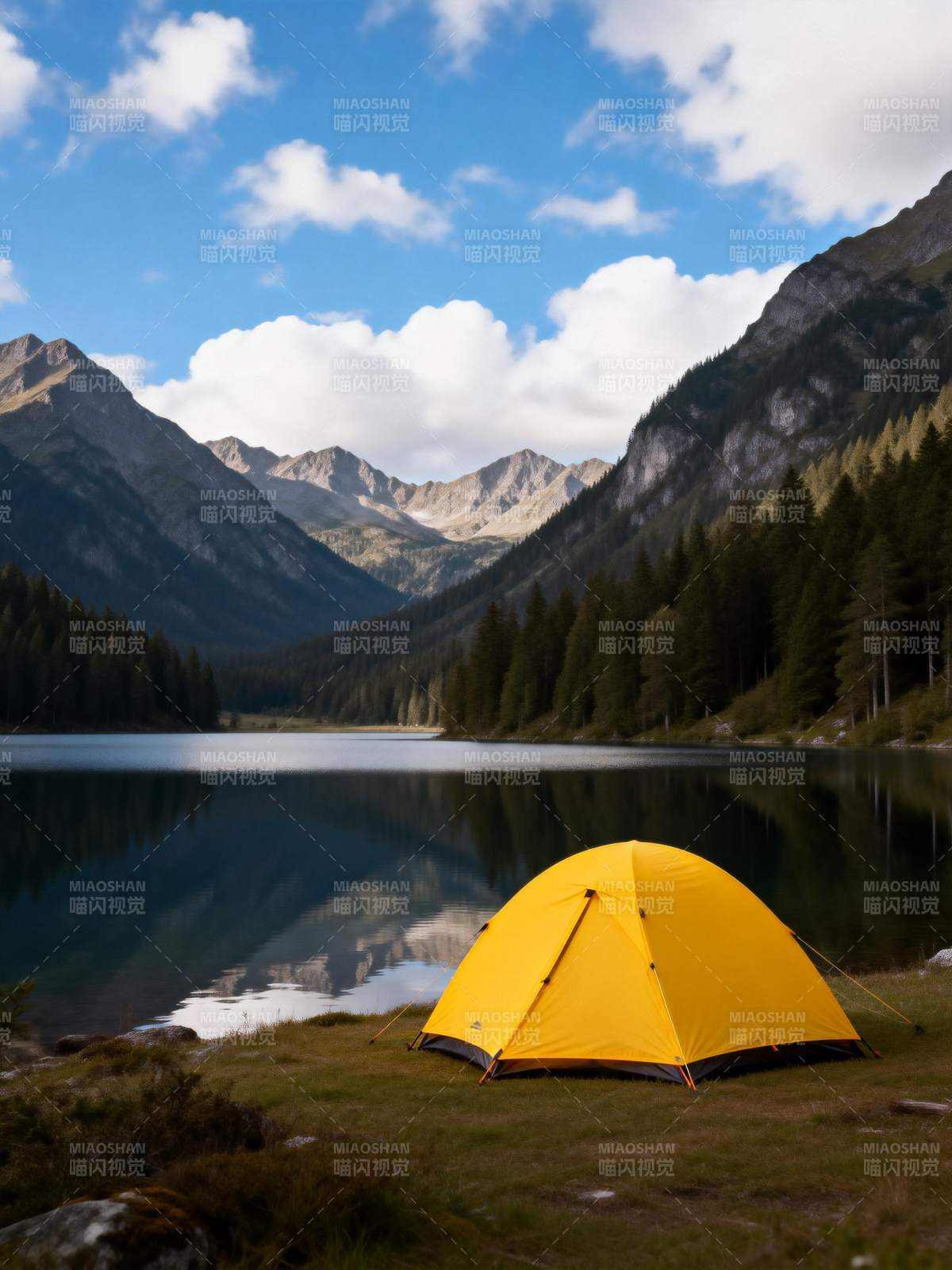 湖畔黄帐山景图片