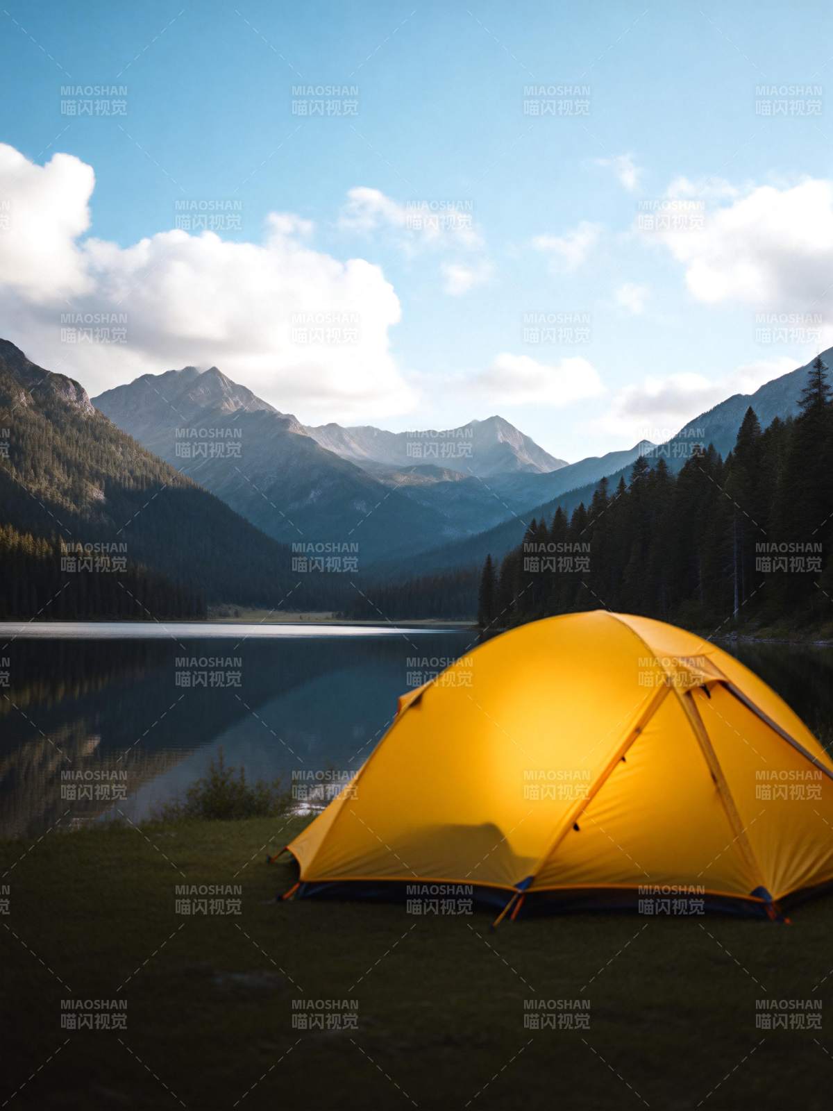 湖畔黄帐山影图片