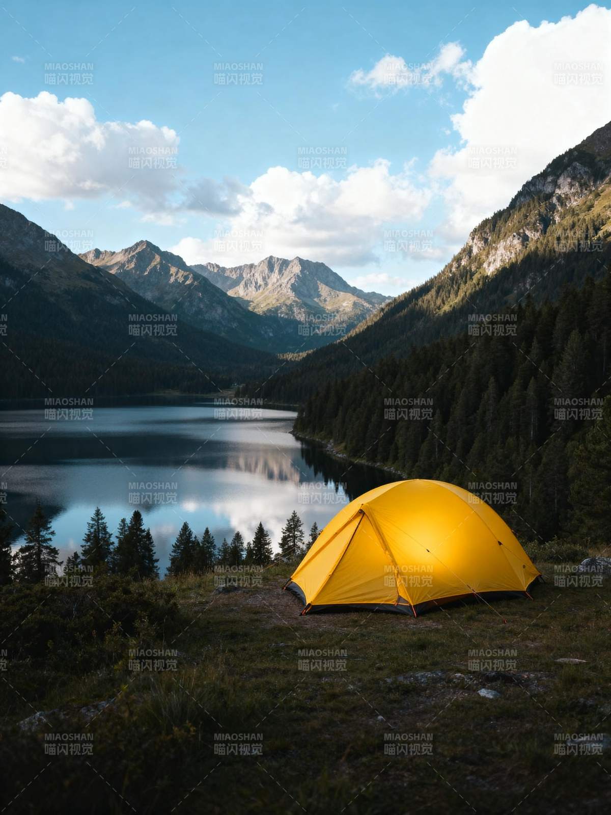 湖畔黄帐山景图片