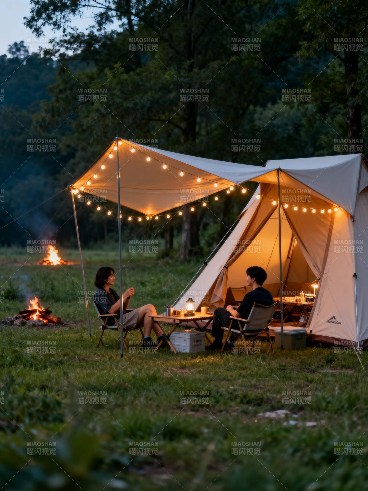露营夜话 灯火温馨图片