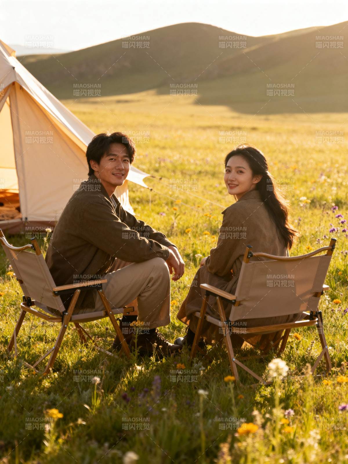 草原露营情侣时光图片