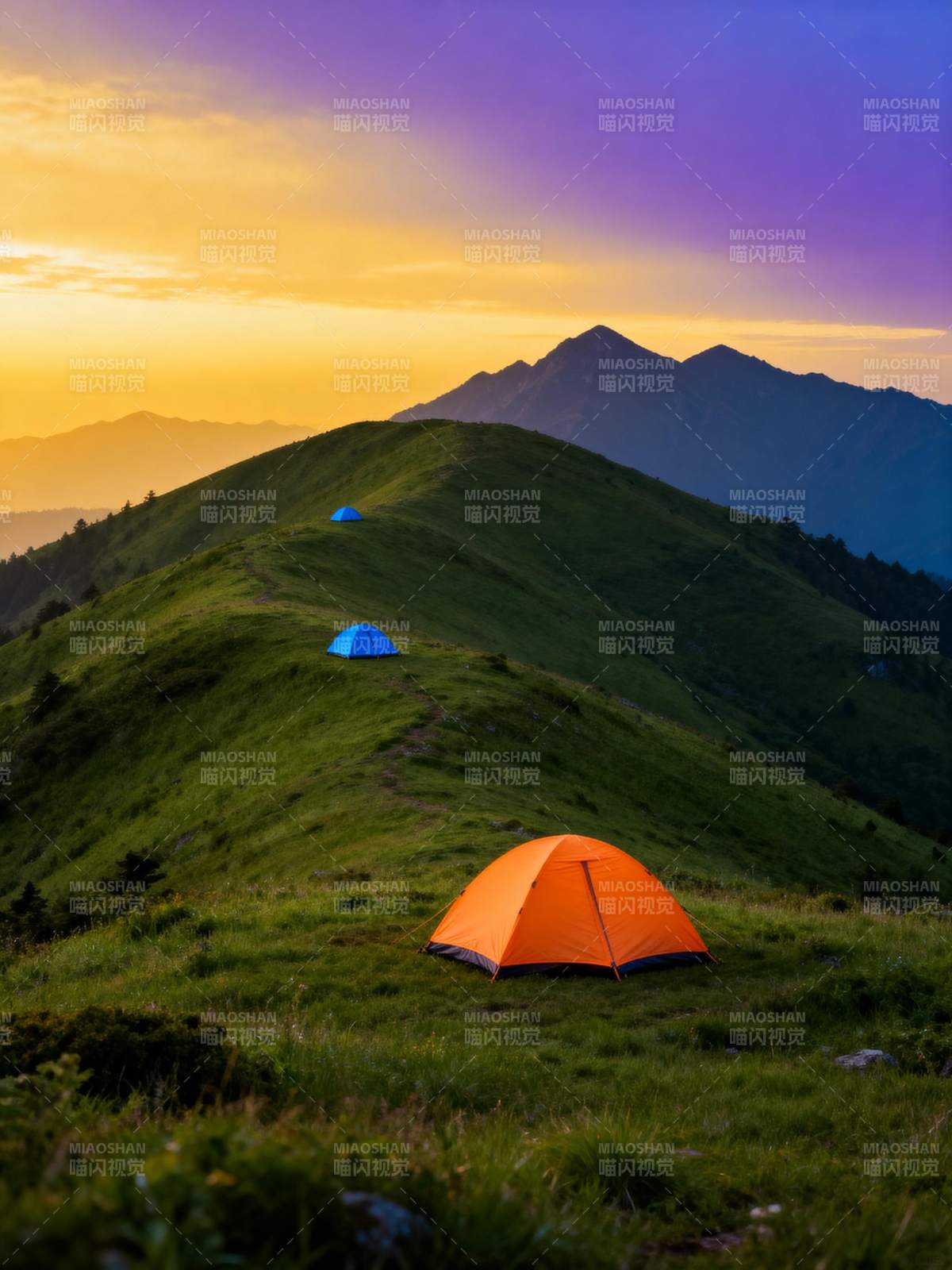 山野露营 霞光满天图片