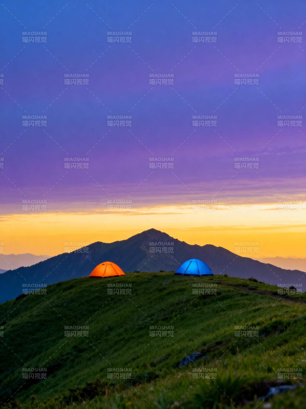 山巅双帐映霞光图片