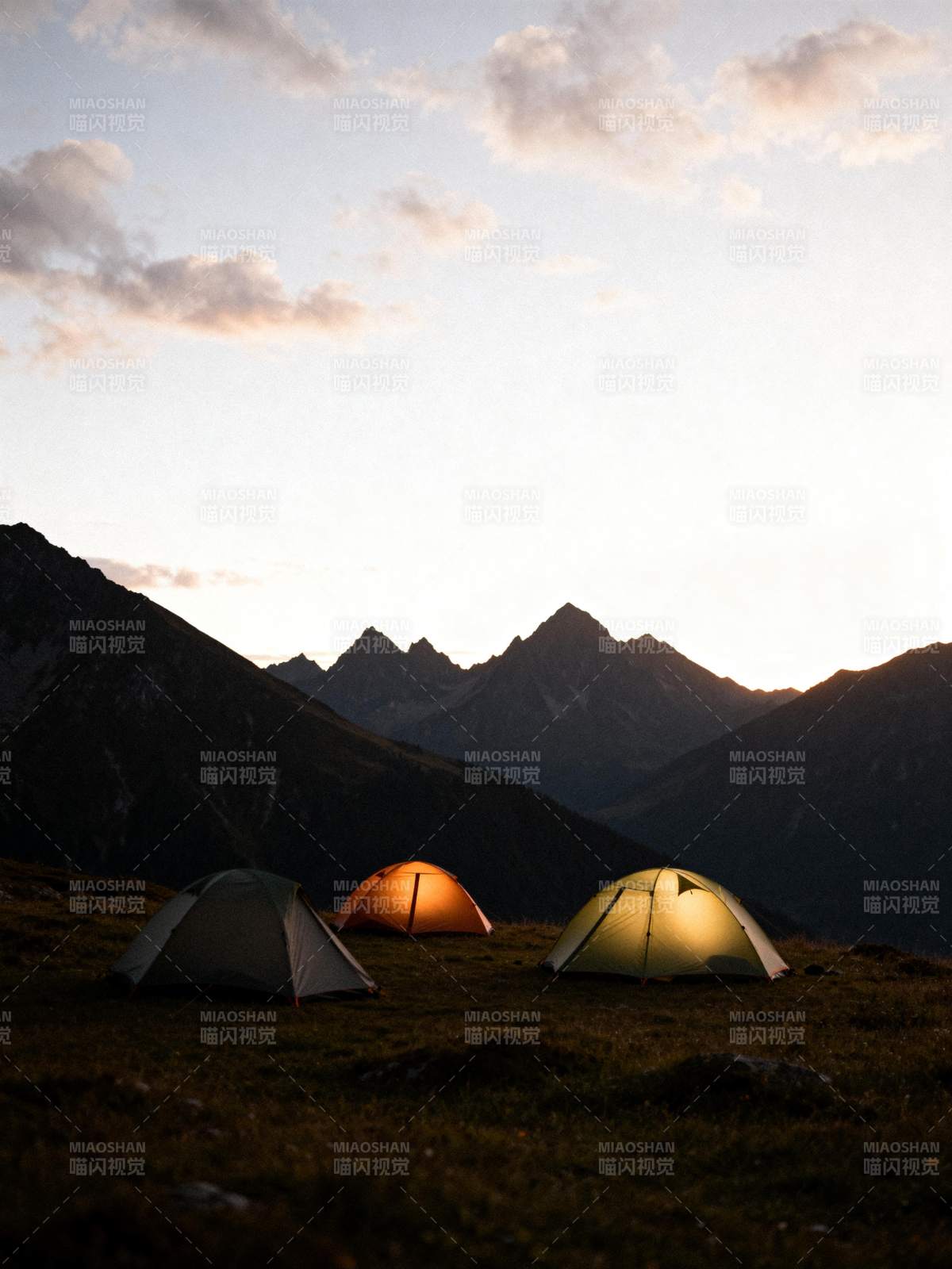 山间露营夜景图片