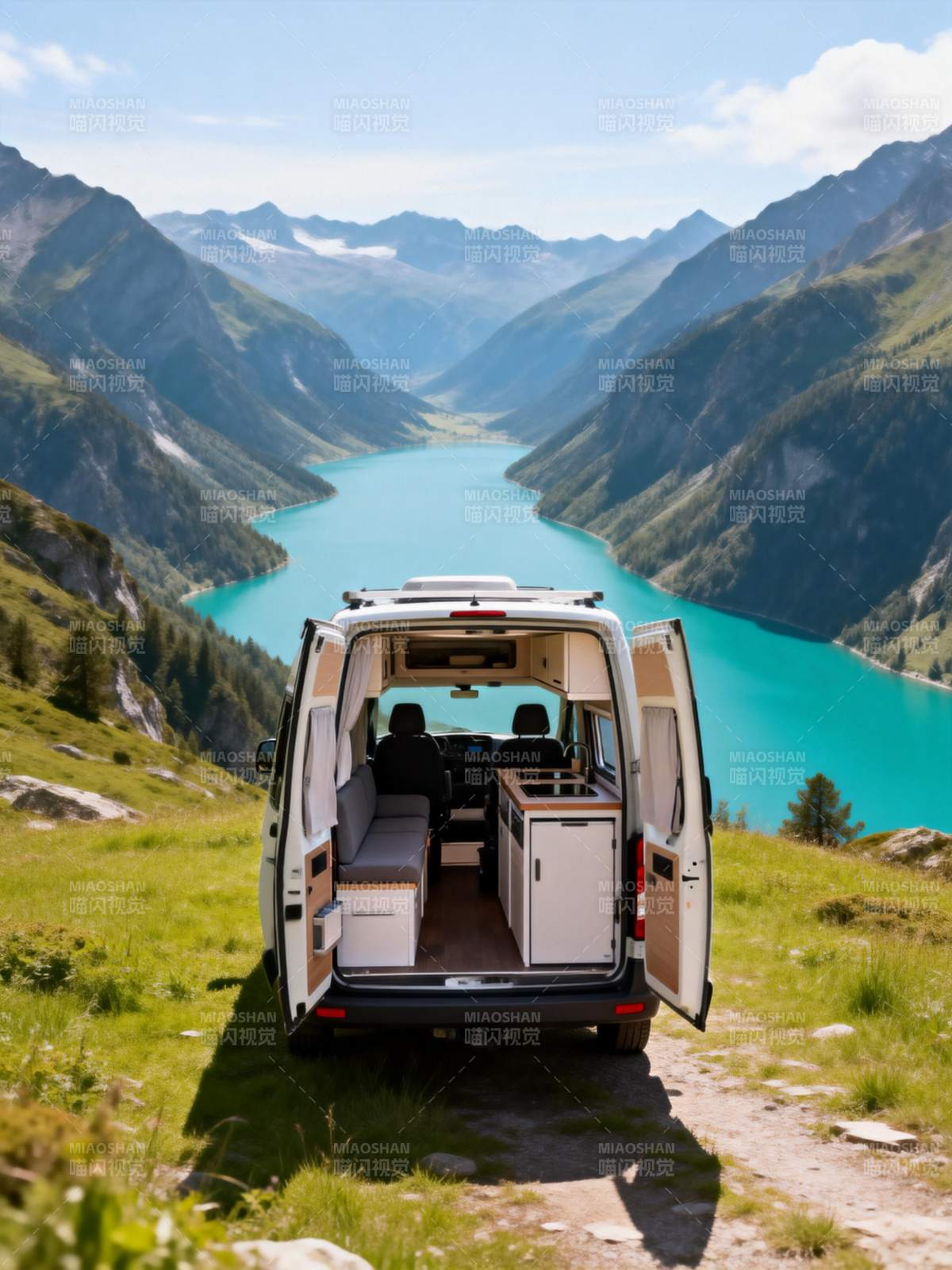山湖间的露营车图片