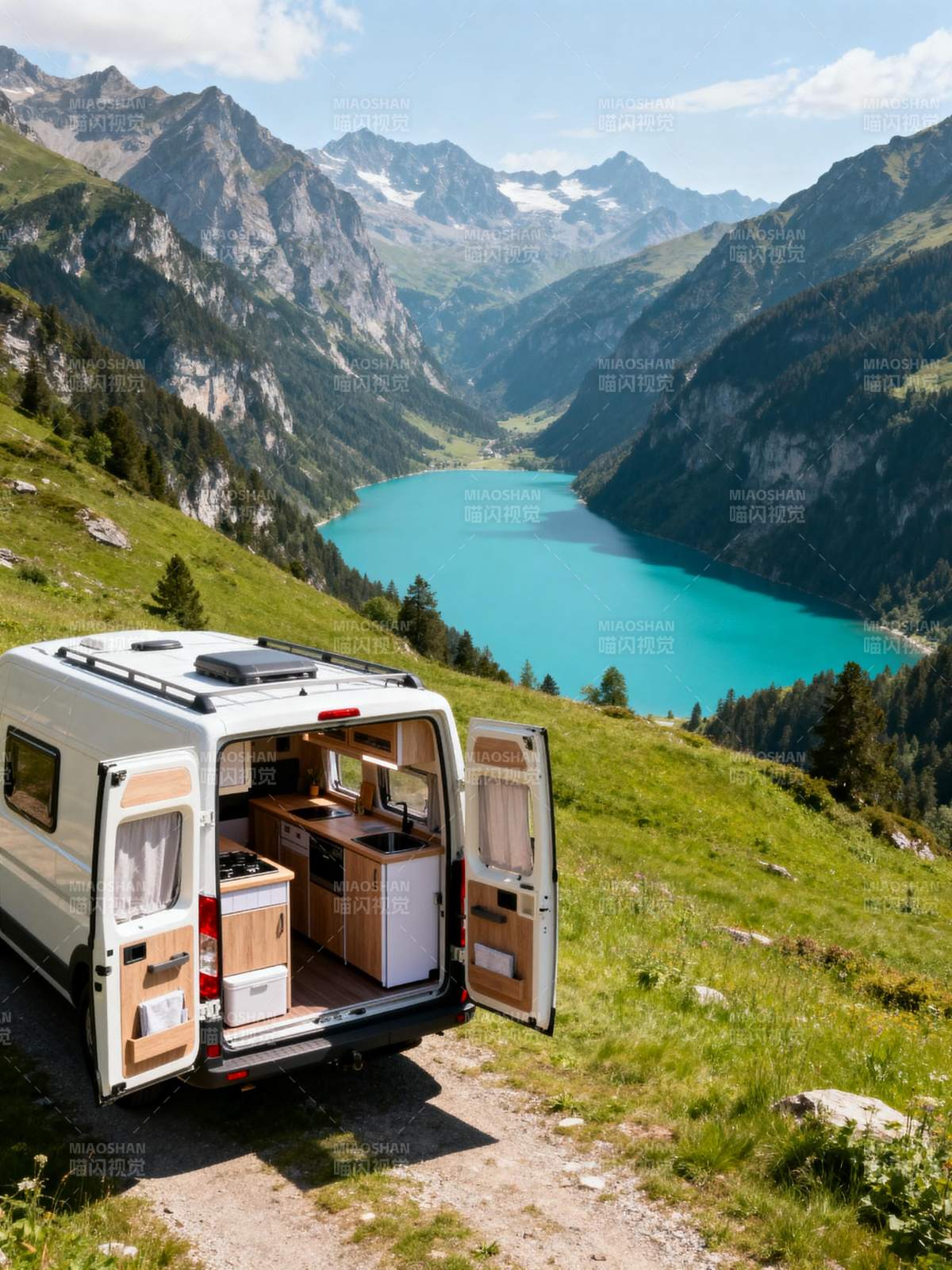 山湖畔的露营车图片