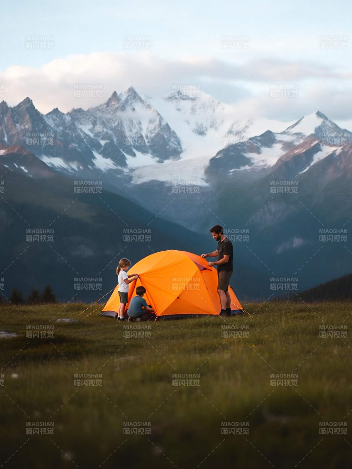 雪山脚下搭帐篷图片
