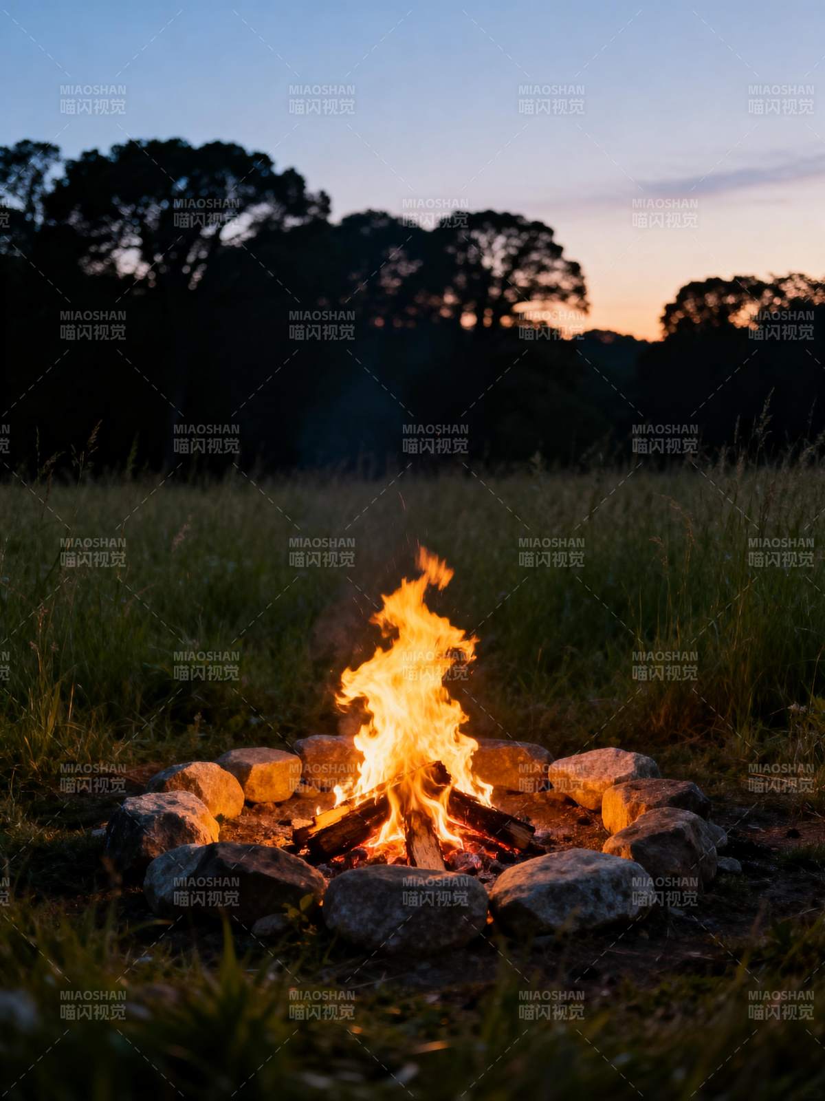 篝火映晚霞图片