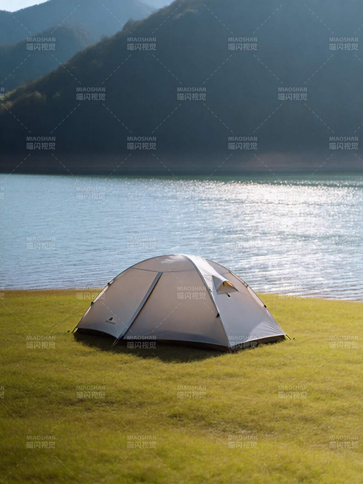 湖畔露营 静谧山景图片