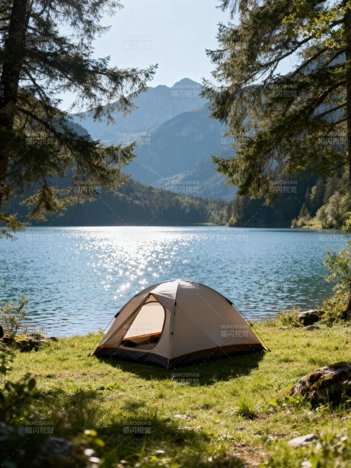 湖畔露营 山景如画图片