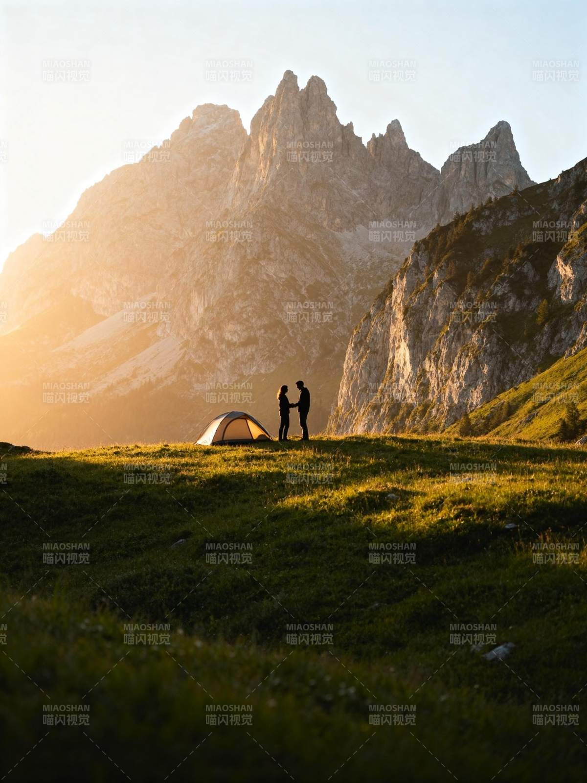 山巅露营 情侣剪影图片