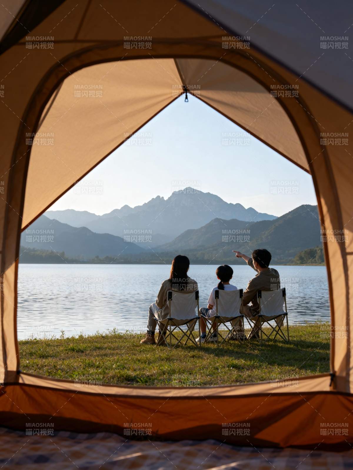 湖畔山景露营时光图片