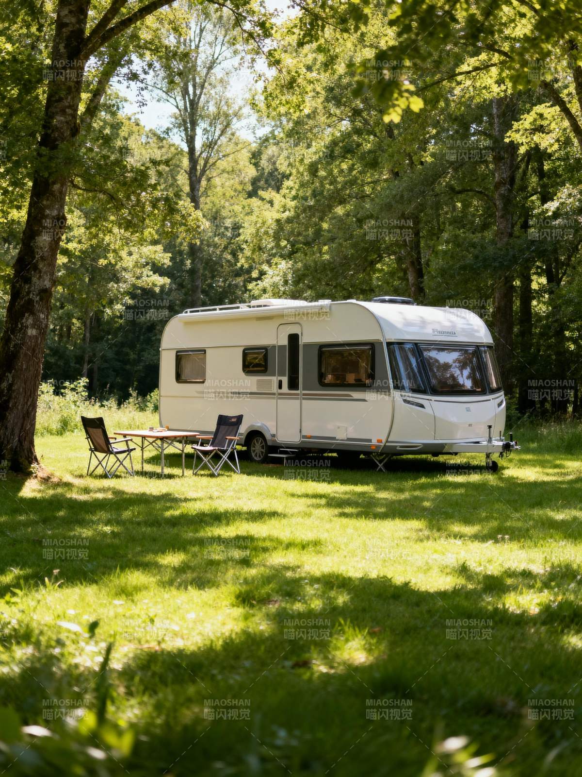 林间房车静谧时光图片