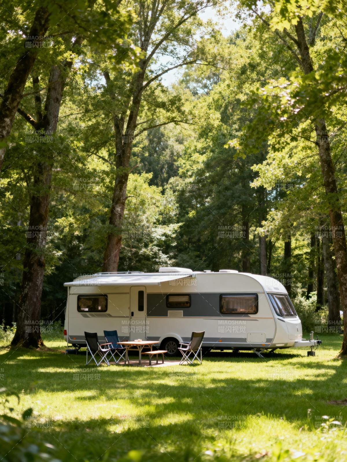 林间房车静谧时光图片