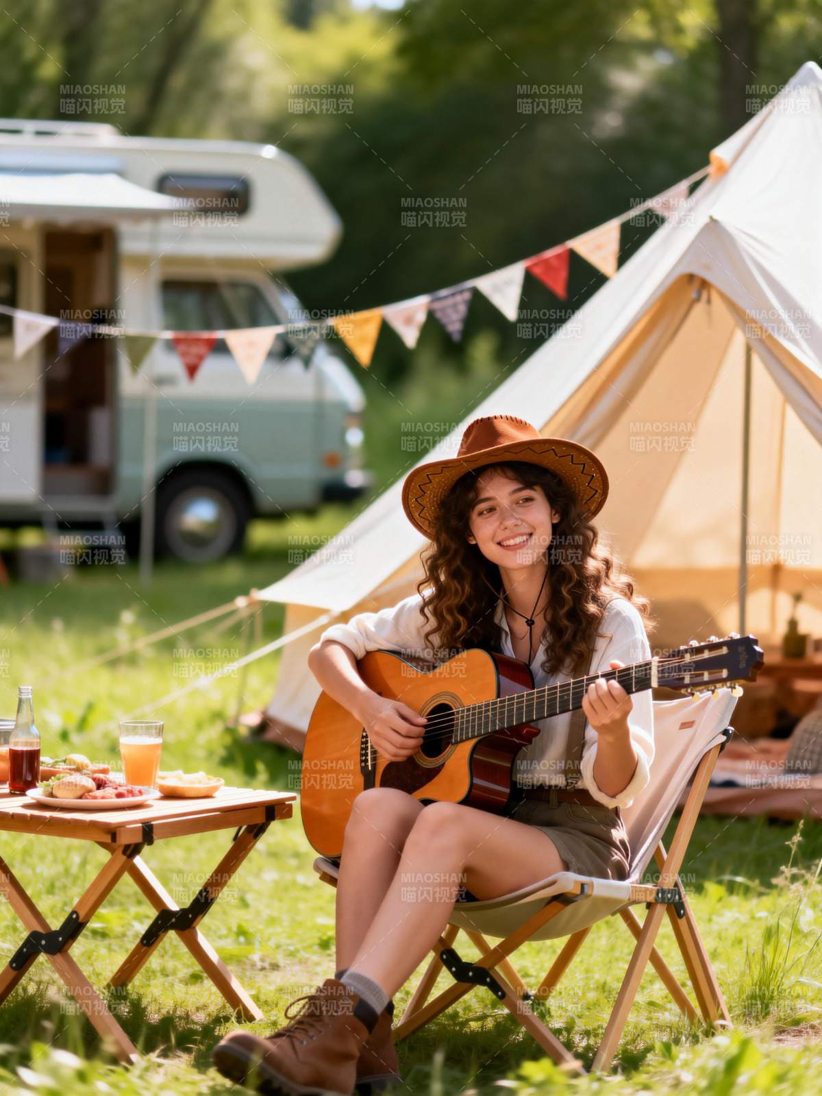露营弹吉他图片