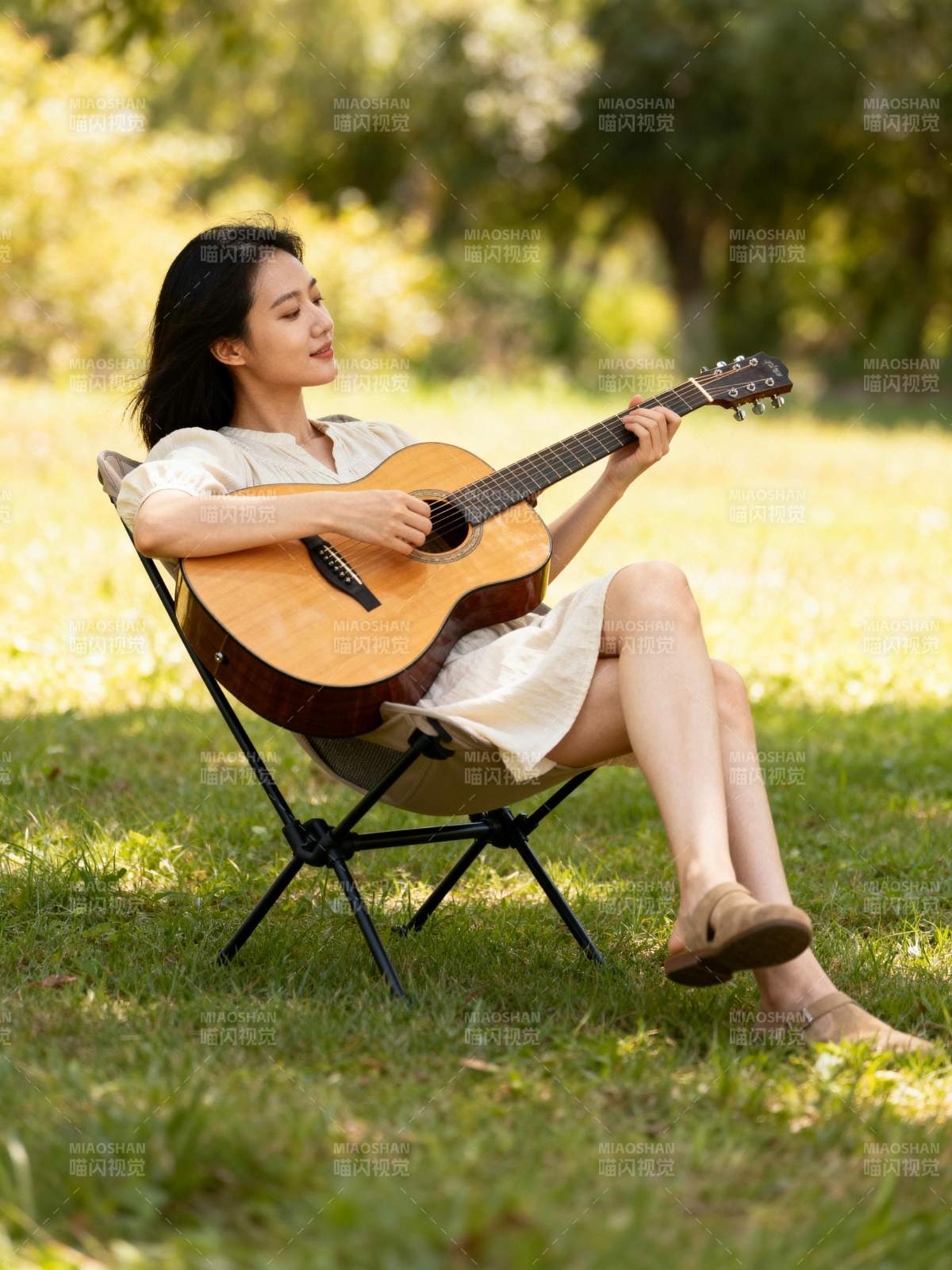 公园弹吉他女子图片