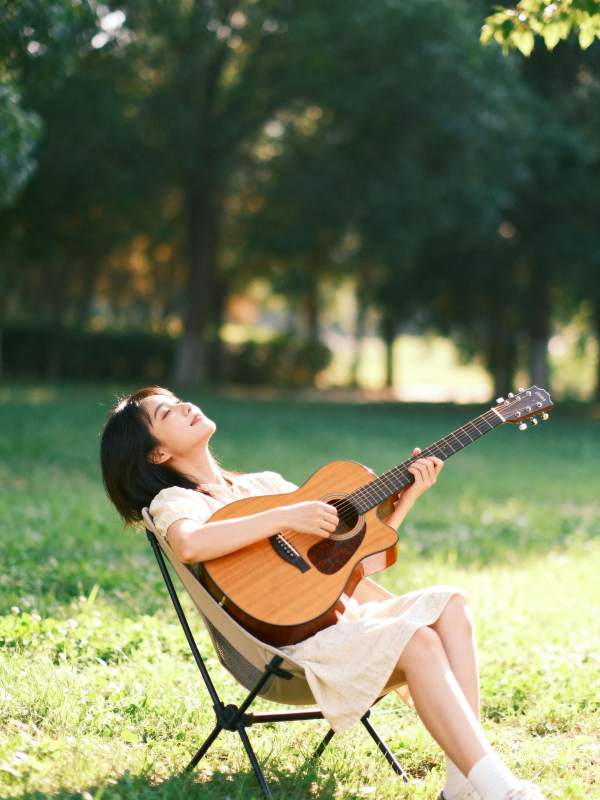 草地上的吉他时光图片