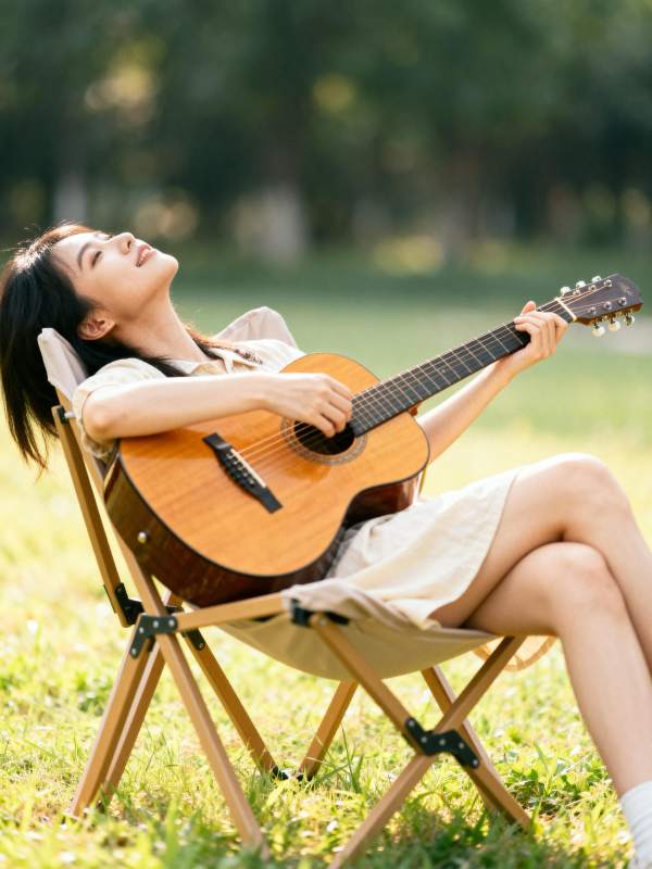 草地上的吉他时光图片