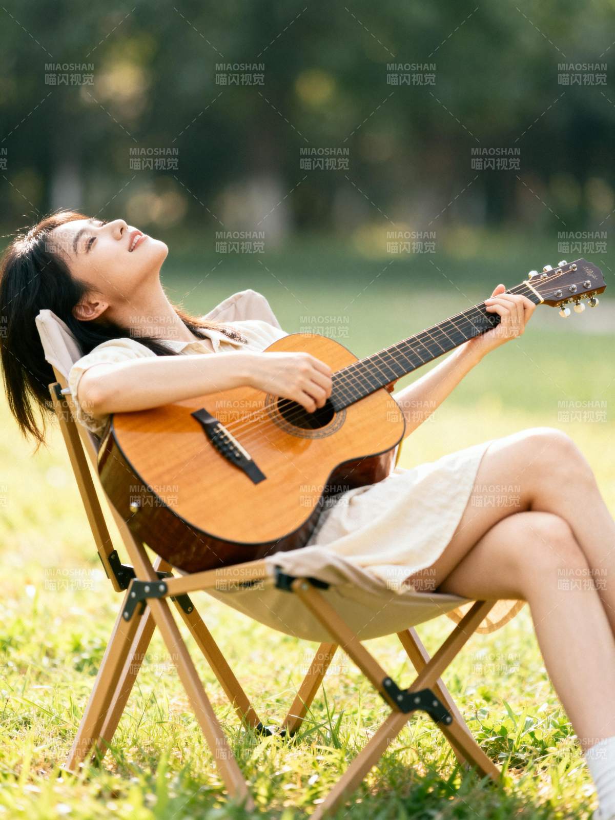 草地上的吉他时光图片