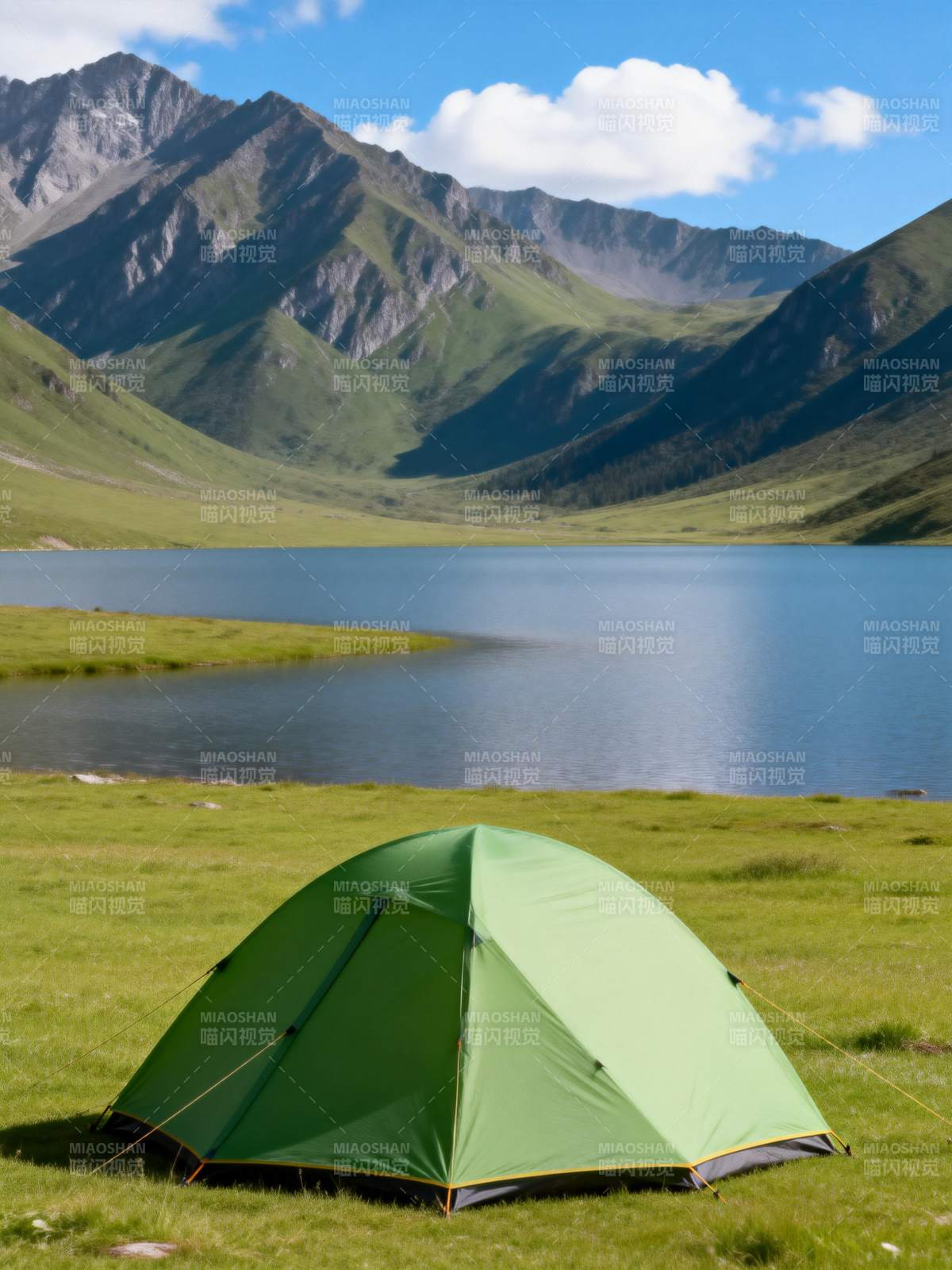 湖畔绿帐山景图片