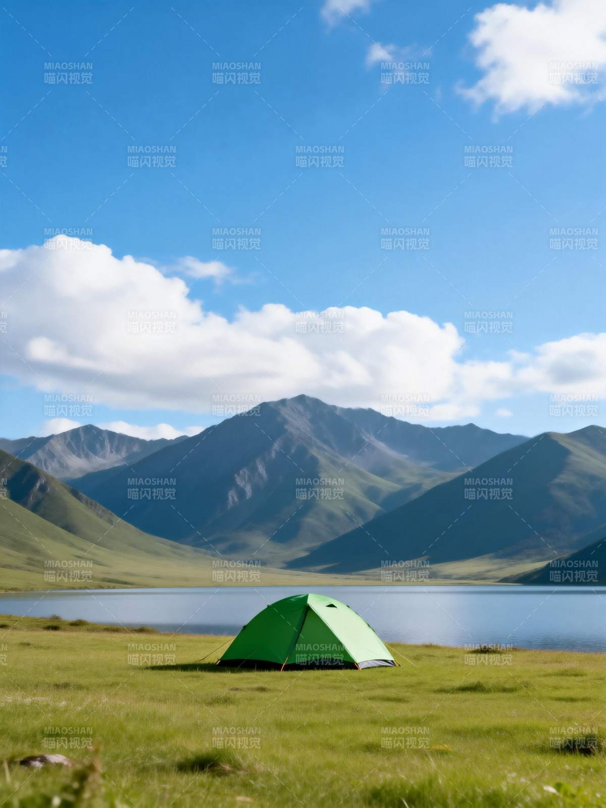山湖畔的绿色帐篷图片